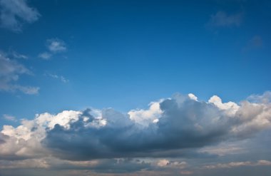 çarpıcı mavi gökyüzü bulut formasyonları