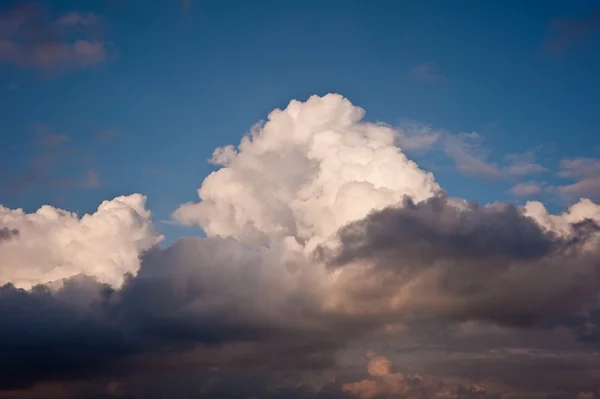 Przepiękne formacje błękitne niebo chmura — Zdjęcie stockowe