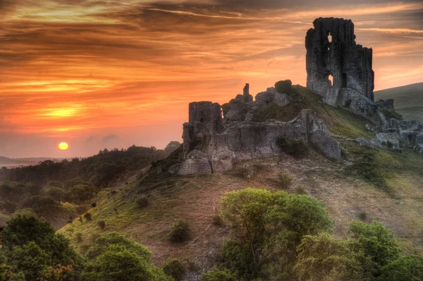 Burgruinen-Landschaft mit hellem, lebendigem Sonnenaufgang — Stockfoto
