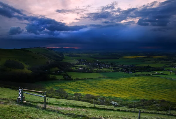 Céu tempestuoso sobre paisagem rural brilhante — Fotografia de Stock