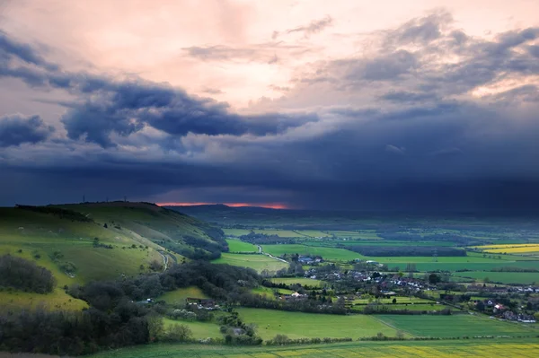 Céu tempestuoso sobre paisagem rural brilhante — Fotografia de Stock