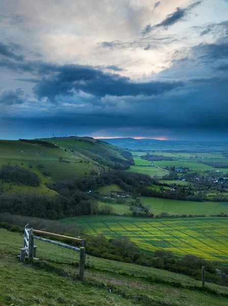 Ciel orageux sur paysage rural lumineux — Photo