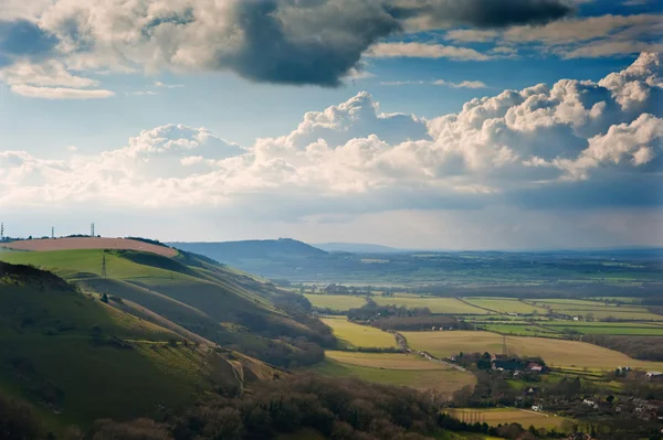 Prachtige scène over helling platteland landschap met bea — Stockfoto