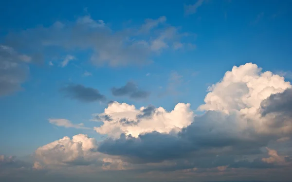 Prachtige blauwe hemel wolkenformaties Stockfoto