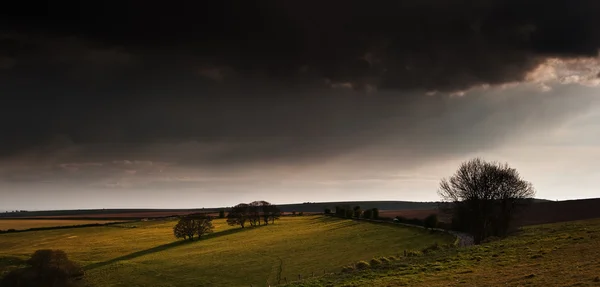 Nádhernou krajinu s bouřlivé nebe nad venkovských hills — Stock fotografie