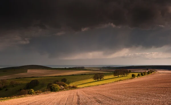 Lenyűgöző táj, a viharos égen-vidéki dombok felett — Stock Fotó