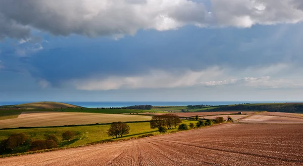 Kırsal tepeler üzerinde fırtınalı gökyüzü, çarpıcı yatay — Stok fotoğraf