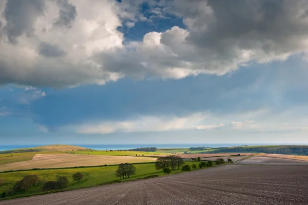 Superbe paysage avec ciel orageux sur les collines rurales — Photo
