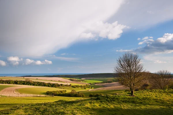 Splendido paesaggio con cielo tempestoso sulle colline rurali — Foto Stock