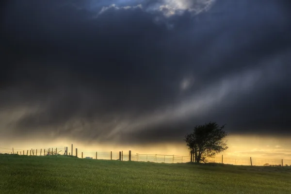 Impresionante paisaje con cielo tormentoso sobre colinas rurales —  Fotos de Stock
