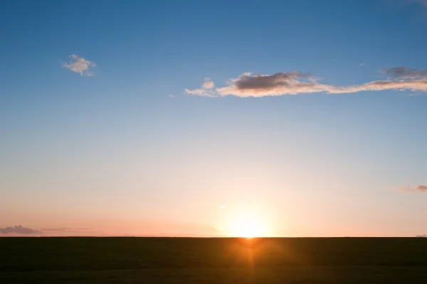 푸른 하늘 석양에 아름 다운 역동적인 태양 — 스톡 사진