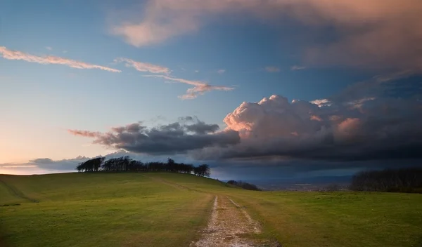 Paisagem deslumbrante com céu tempestuoso sobre colinas rurais — Fotografia de Stock
