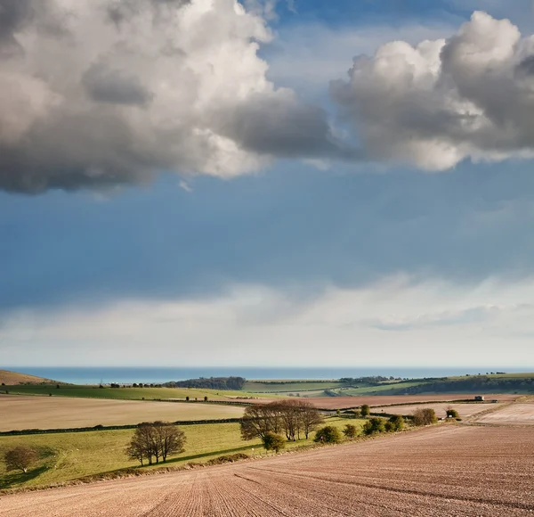 Impresionante paisaje con cielo tormentoso sobre colinas rurales —  Fotos de Stock