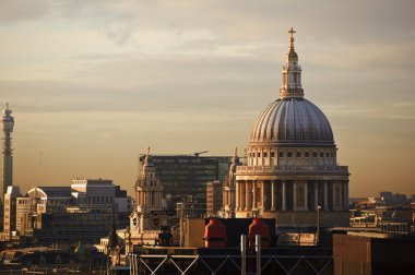 Güzel kış gün batımı sırasında Londra'da St Paul'ın Katedrali