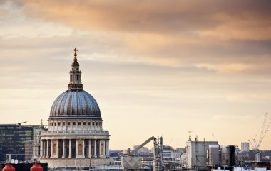 Güzel kış gün batımı sırasında Londra'da St Paul'ın Katedrali