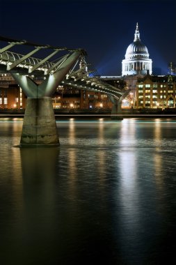 Londra'daki St Paul'ın Katedrali ref ile gece uzun pozlama