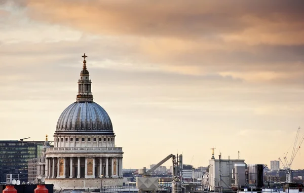 St Paul's Cathedral in London during beautiful Winter sunset — Stock Photo, Image