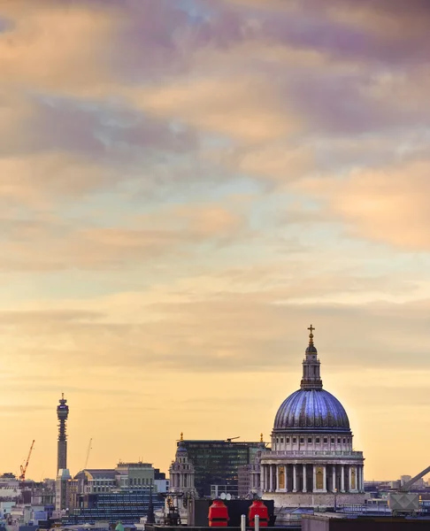 St Paul katedrális a gyönyörű téli naplemente alatt London — Stock Fotó