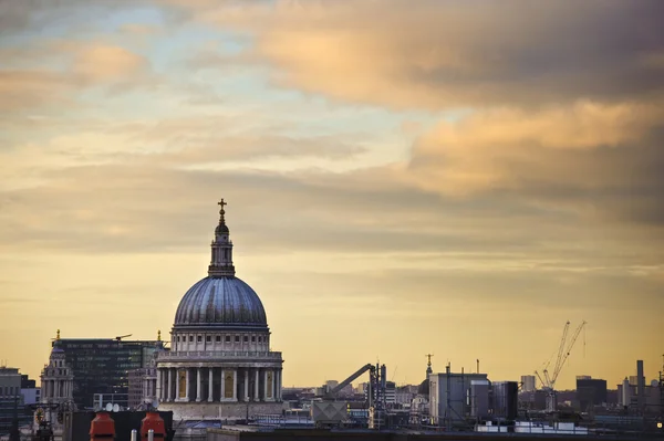 St. Pauls Kathedrale in London bei schönem Wintersonnenuntergang — Stockfoto