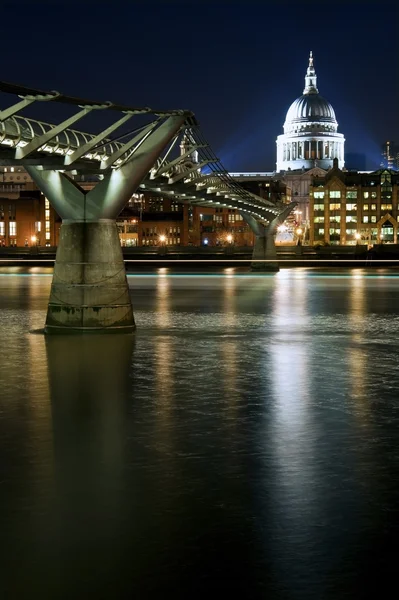 Long exposure of St Paul's cathedral in London at night with ref — Stock Photo, Image