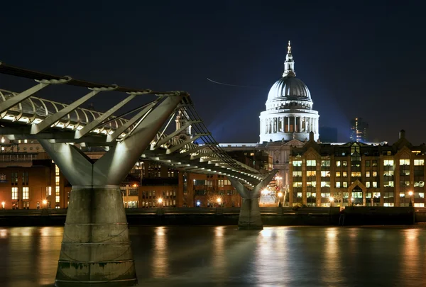 Long exposure of St Paul's cathedral in London at night with ref — Stock Photo, Image