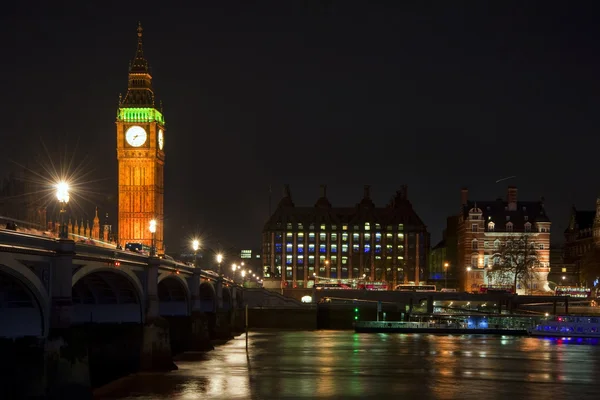 Длительная экспозиция Биг-Бена и Вестминстерского моста в Лондоне — стоковое фото