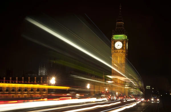 Dlouhé expozice světla z provozu velký ben Londýn v noci — Stock fotografie