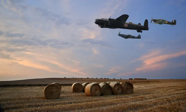 Aviones de la RAF de la Segunda Guerra Mundial sobrevolando campos de lavanda al atardecer — Foto de Stock