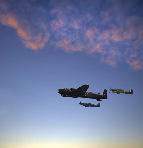 World War 2 RAF airplanes flying at sunset — Stock Photo, Image