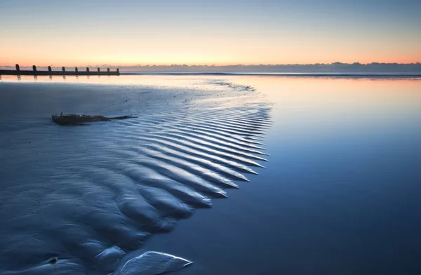 Linda praia de maré baixa nascer do sol vibrante — Fotografia de Stock