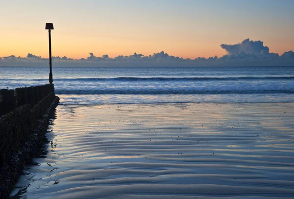 干潮の美しいビーチの活気のある日の出 — ストック写真