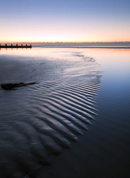 Linda praia de maré baixa nascer do sol vibrante — Fotografia de Stock