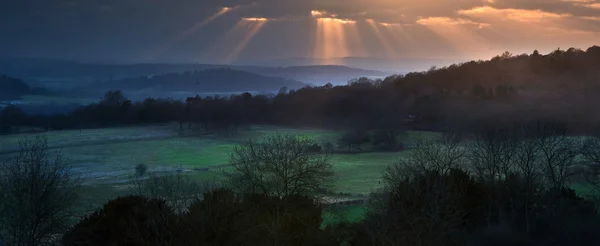 Wunderschöne Sonnenstrahlen über der englischen Landschaft — Stockfoto