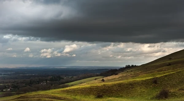 Stormachtige dramatische wolkenformaties in hemel boven platteland landsc — Stockfoto