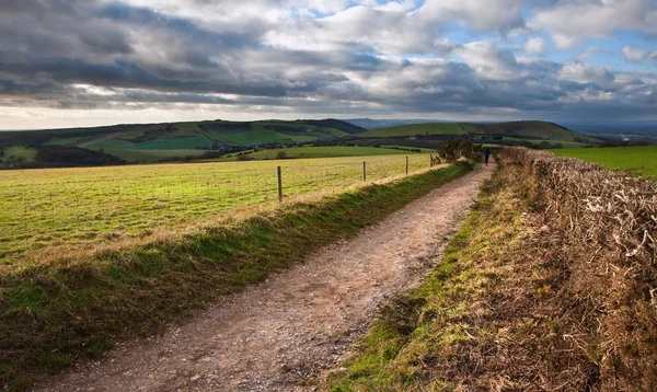 Wiejski krajobraz ścieżka prowadząca przez pola w kierunku dramat — Zdjęcie stockowe