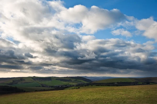 Stormiga dramatiska moln formationer i himlen ovanför landsbygden landsk — Stockfoto
