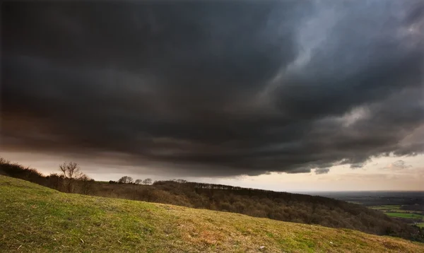Bouřlivé dramatické oblačnosti na obloze nad krajinou krajina — Stock fotografie