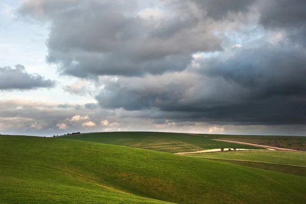 Stormachtige dramatische wolkenformaties in hemel boven platteland landsc — Stockfoto