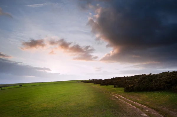 Wiejski krajobraz ścieżka prowadząca przez pola w kierunku dramat — Zdjęcie stockowe