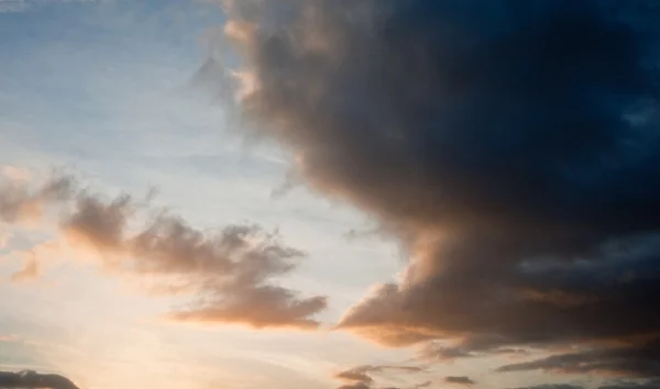 Wspaniałe wibrujący niebo chmury piękne formacje — Zdjęcie stockowe
