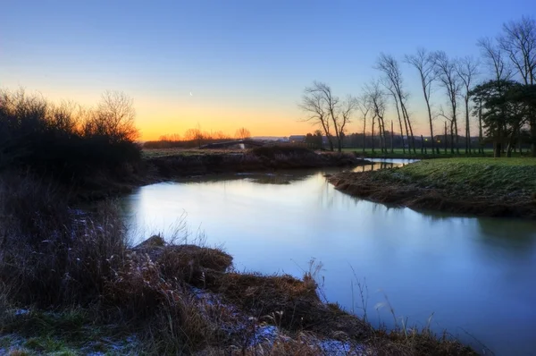 Wspaniałe krajobrazy krajobraz wibrujący zimowy wschód słońca — Zdjęcie stockowe