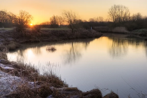 令人惊叹的农村景观充满活力的冬季日出 — 图库照片