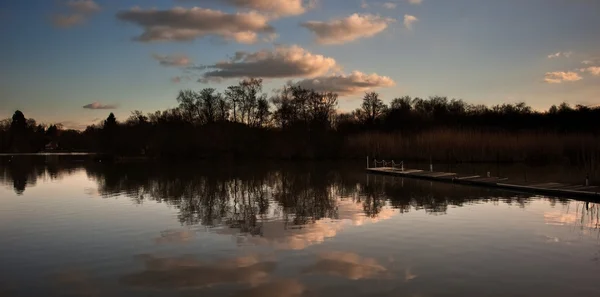 Beau paysage de coucher de soleil en fin de soirée sur jetée sur le lac — Photo