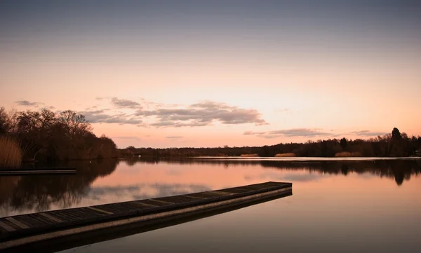Beau paysage de coucher de soleil en fin de soirée sur jetée sur le lac — Photo