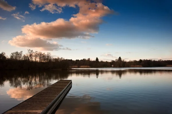 Kaunis myöhäinen ilta auringonlasku maisema yli laituri järvellä — kuvapankkivalokuva