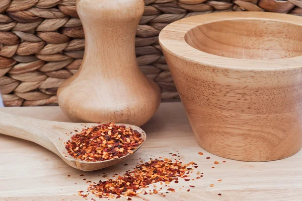 Drcené chilli papričky v rustikální kuchyni scéně s dřevěným nádobím — Stock fotografie