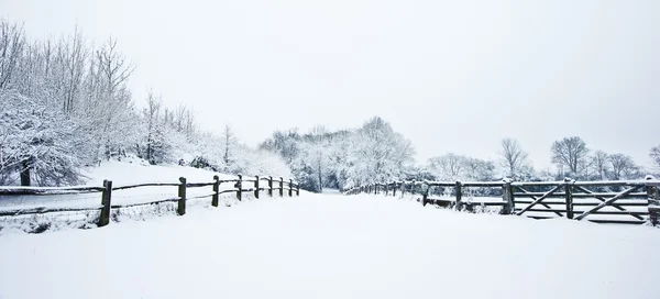 Camino a través del campo rurual Inglés en invierno con nieve — Foto de Stock