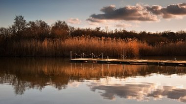 güzel geç akşam sunset peyzaj göl kenarında iskele üzerinde