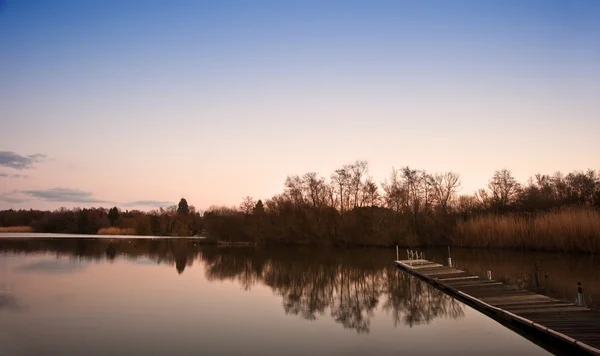 在码头上湖美丽傍晚日落景观 — 图库照片