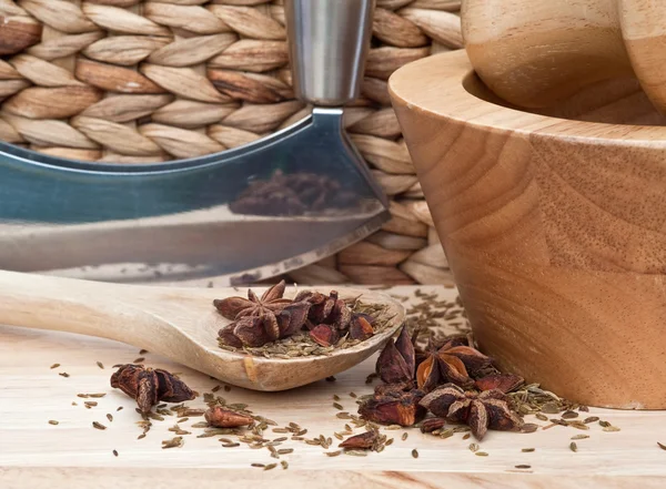 Badyán a kmínu v rustikální kuchyni nastavení s dřevěnými — Stock fotografie
